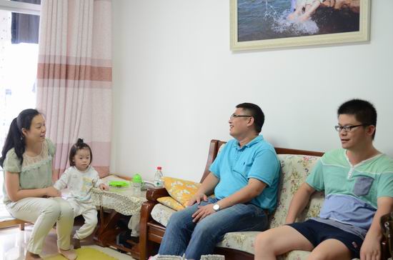 调整大小 官晓春(右一)慰问公司驻外家属.jpg