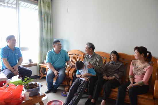 调整大小 官晓春(左二)慰问公司驻外家属.jpg